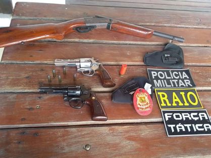 Armas e munições apreendidas na casa do primo, suspeito de atirar em vereador de Jardim