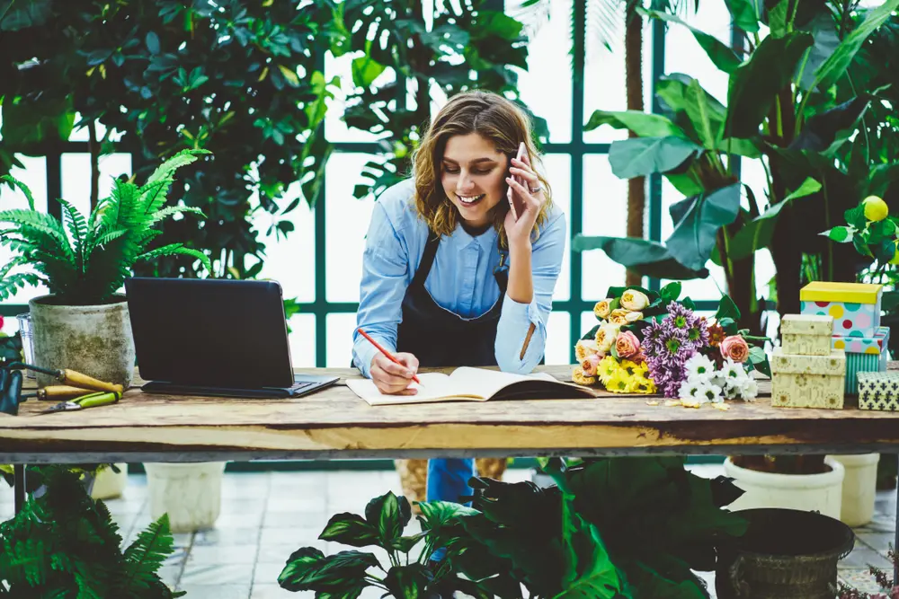Empreendedora em ação, falando ao telefone.