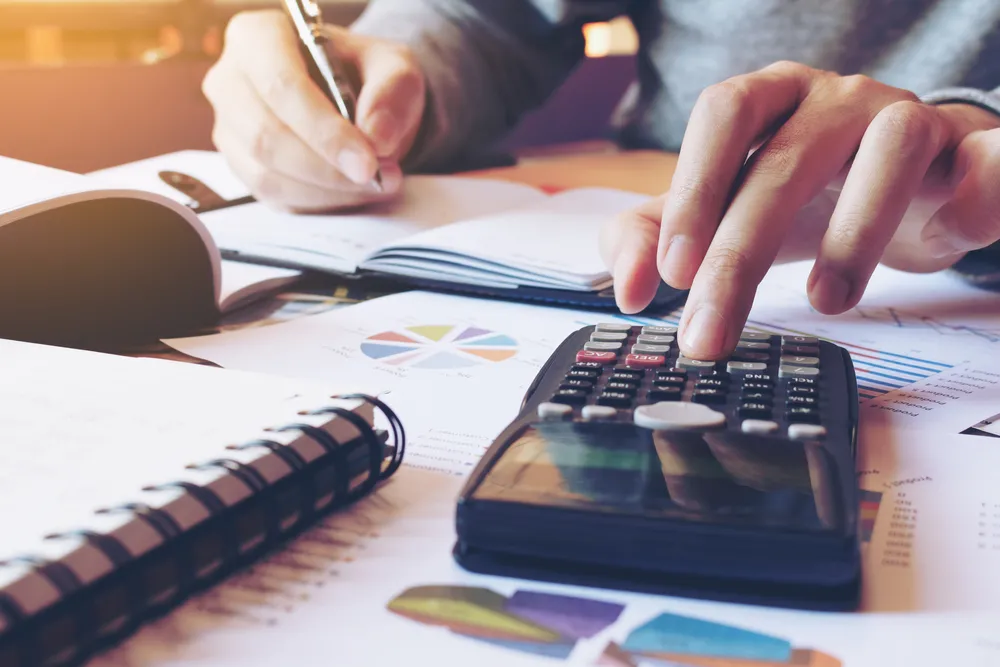 Fazer um controle efetivo sobre documentos e pagamentos de impostos exigidos para a abertura e a operação do negócio, pode facilitar a entrada da empresa em programas governamentais de apoio ao crédito aos empreendedores.