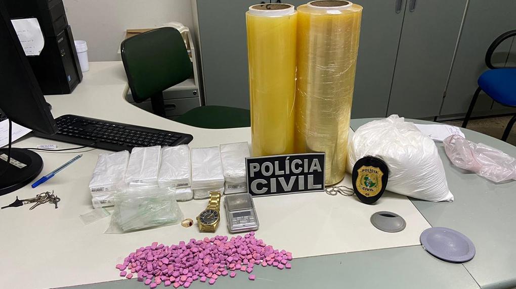 Material apreendido durante operação da Polícia Civil que resultou na prisão de 17 pessoas e apreensão de 500 comprimidos de ecstasy