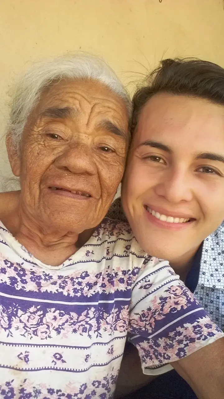 Maria e Marcos posam para a foto sorrindo