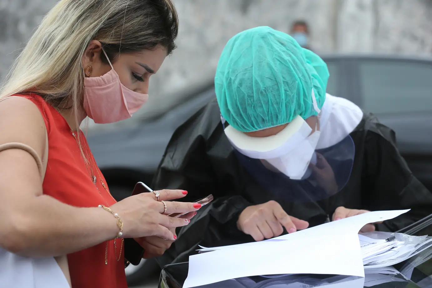 Foto mostra realização de exames