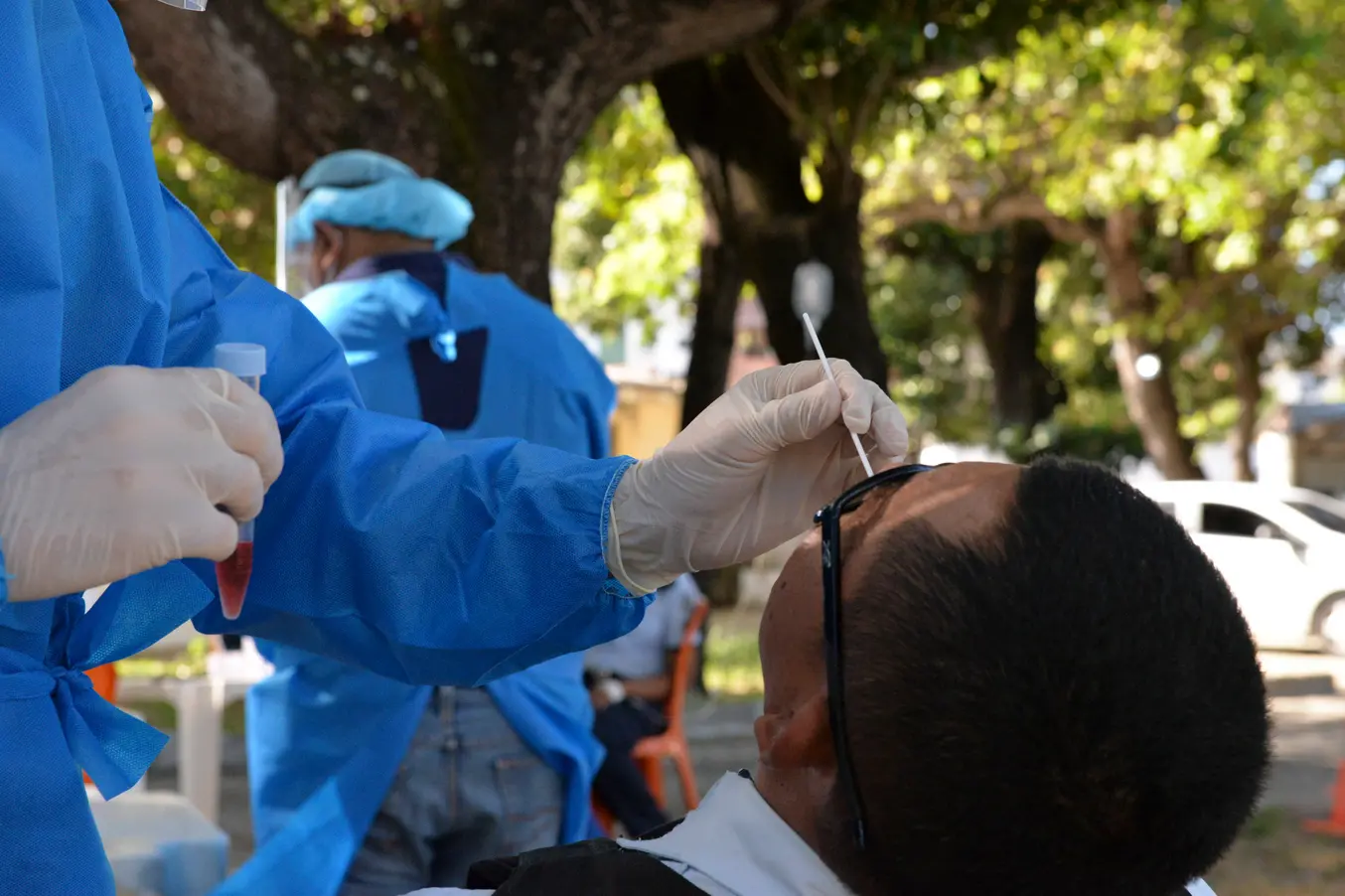 Foto mostra realização de exames
