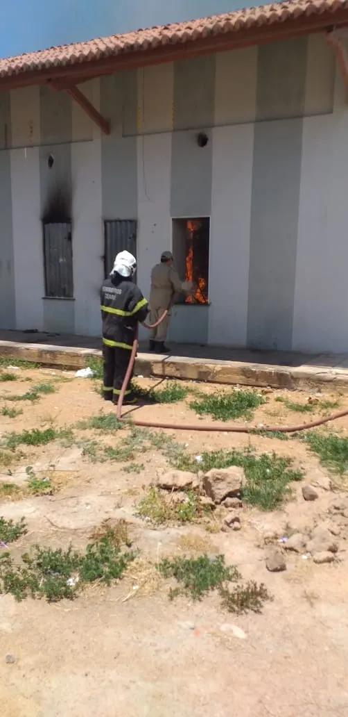 Bombeiros combatem novo foco de incêndio