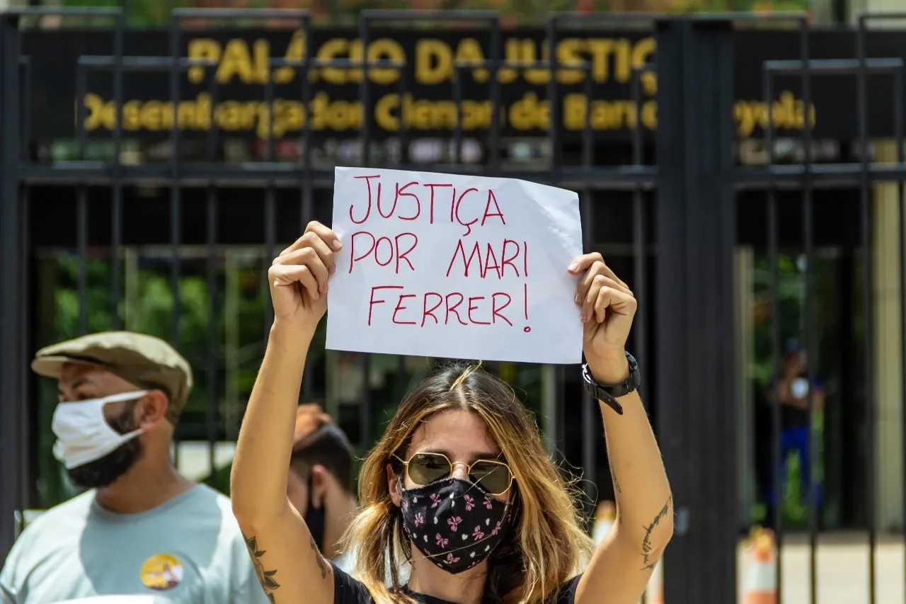 A influenciadora digital Mariana Ferrer foi hostilizada pelo defensor do empresário que acusou de estupro