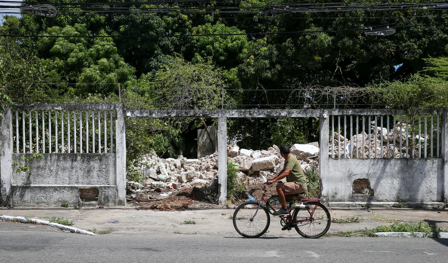 Foto mostra demolição