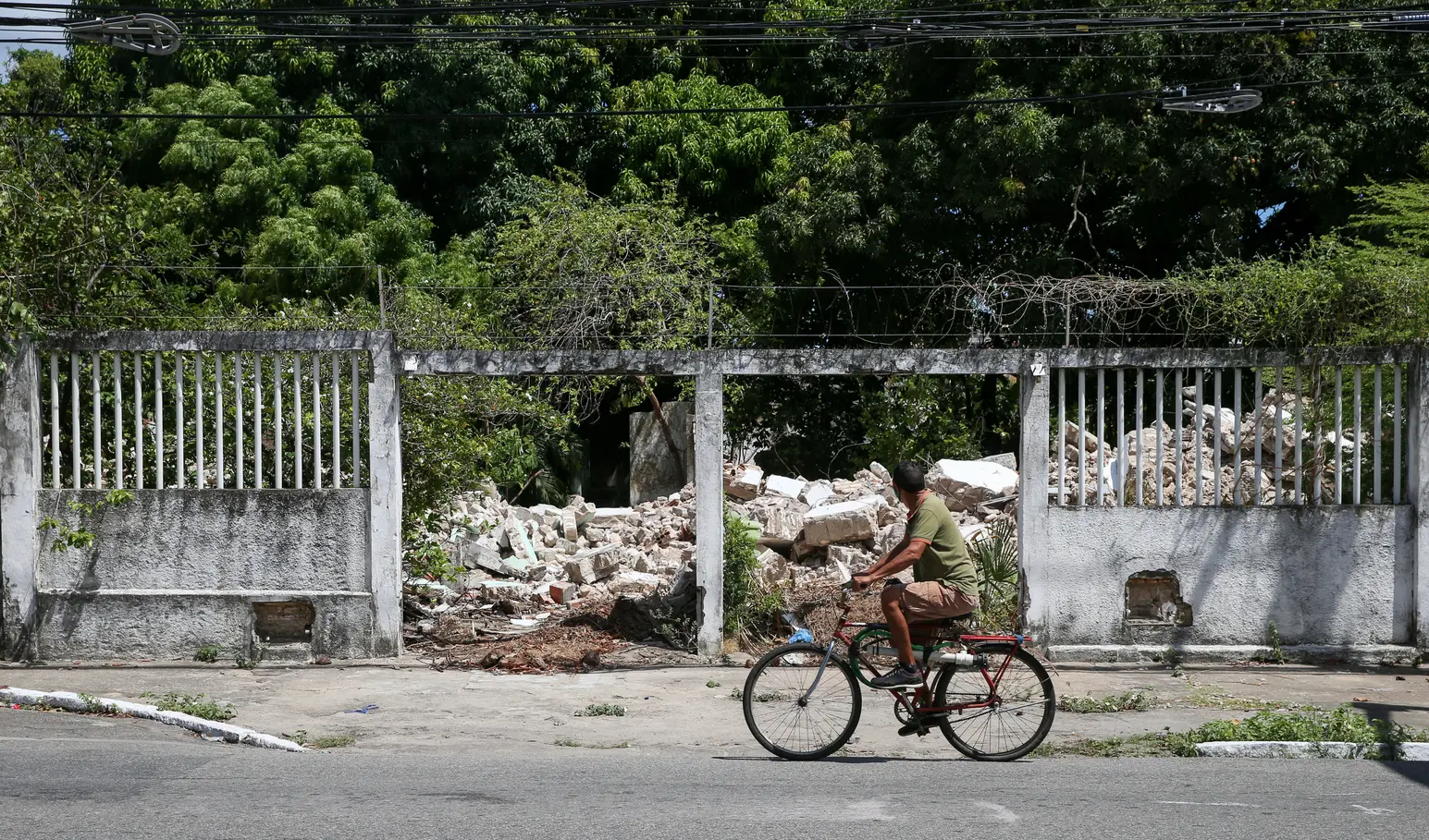 Foto mostra demolição
