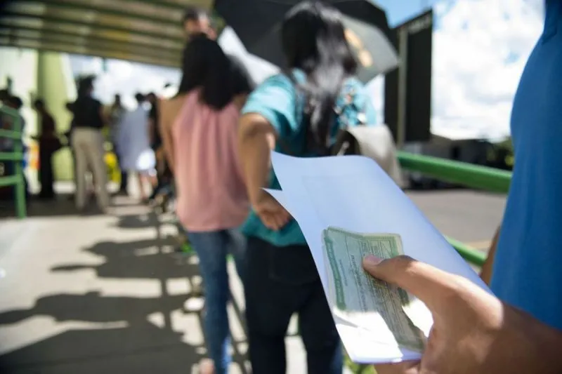 O eleitor deve levar ao local de votação um documento oficial com foto e o título de eleitor ou o e-Título