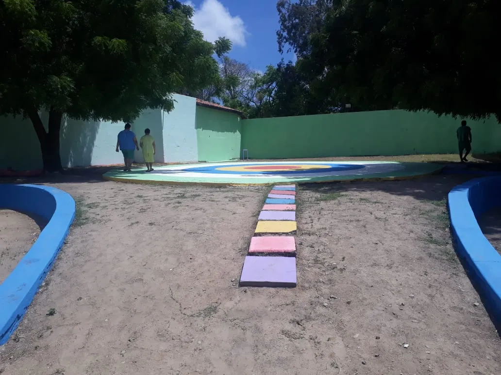 Além das paredes, o chão, as janelas e as escadas também recebem a decoração colorida.