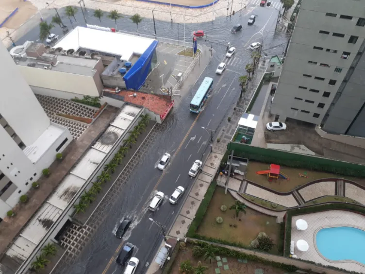 Alagamento no bairro Meireles em Fortaleza