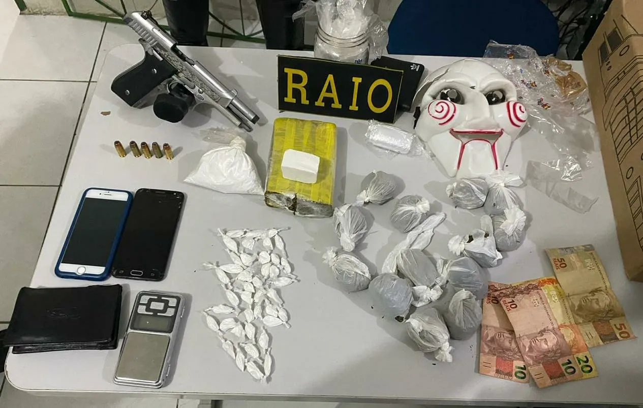 Polícia apreendeu na casa de candidata a  vereadora de Santa Quitéria maconha, cocaína, pó usado para desdobramento da droga e uma quantia em dinheiro.