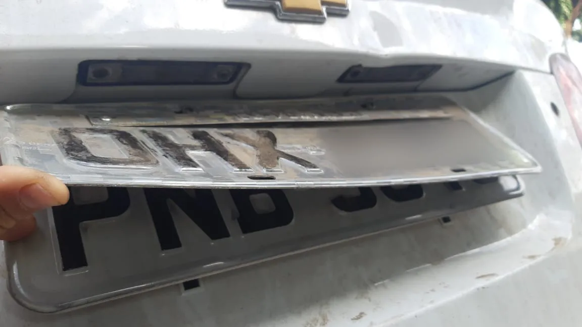Veículo usado por grupo suspeito de assaltos a residências em Chorozinho estava com as placas adulteradas.