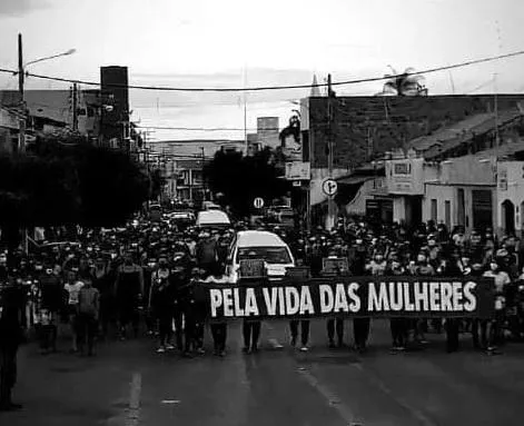 Cortejo em homenagem à vítima de feminicídio Cícera Samires, morta dentro de uma ótica em Milagres, no Sul do Ceará.
