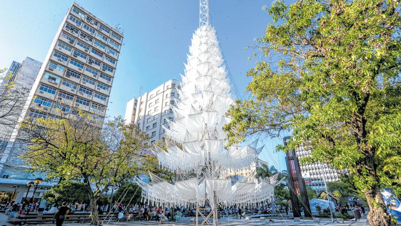 Árvores de Natal começam a ser montadas nas praças; Coral de Luz percorrerá  ruas de Fortaleza - Metro - Diário do Nordeste