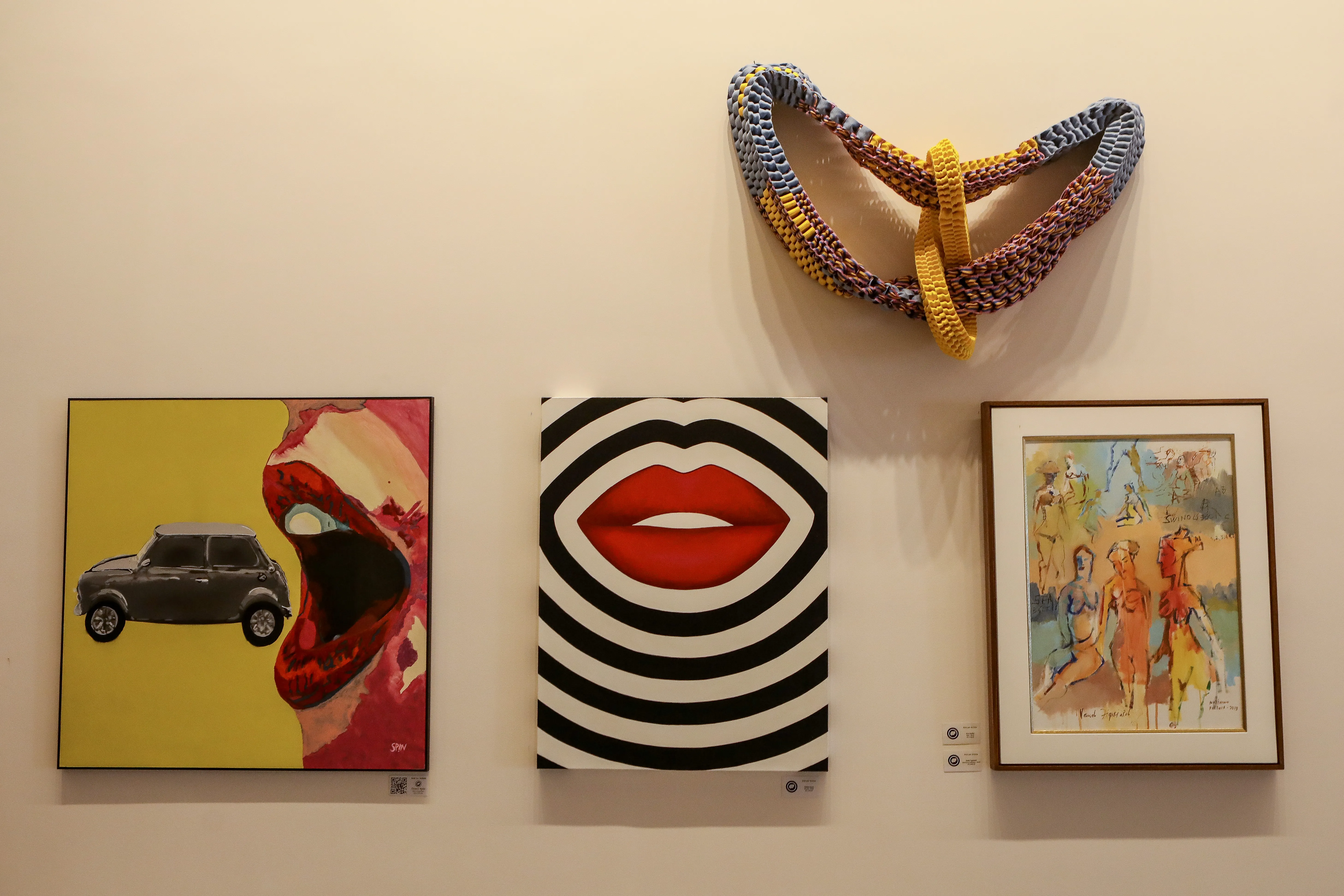 A exposição reúne diversas obras de artistas locais que produzem diferentes linguagens