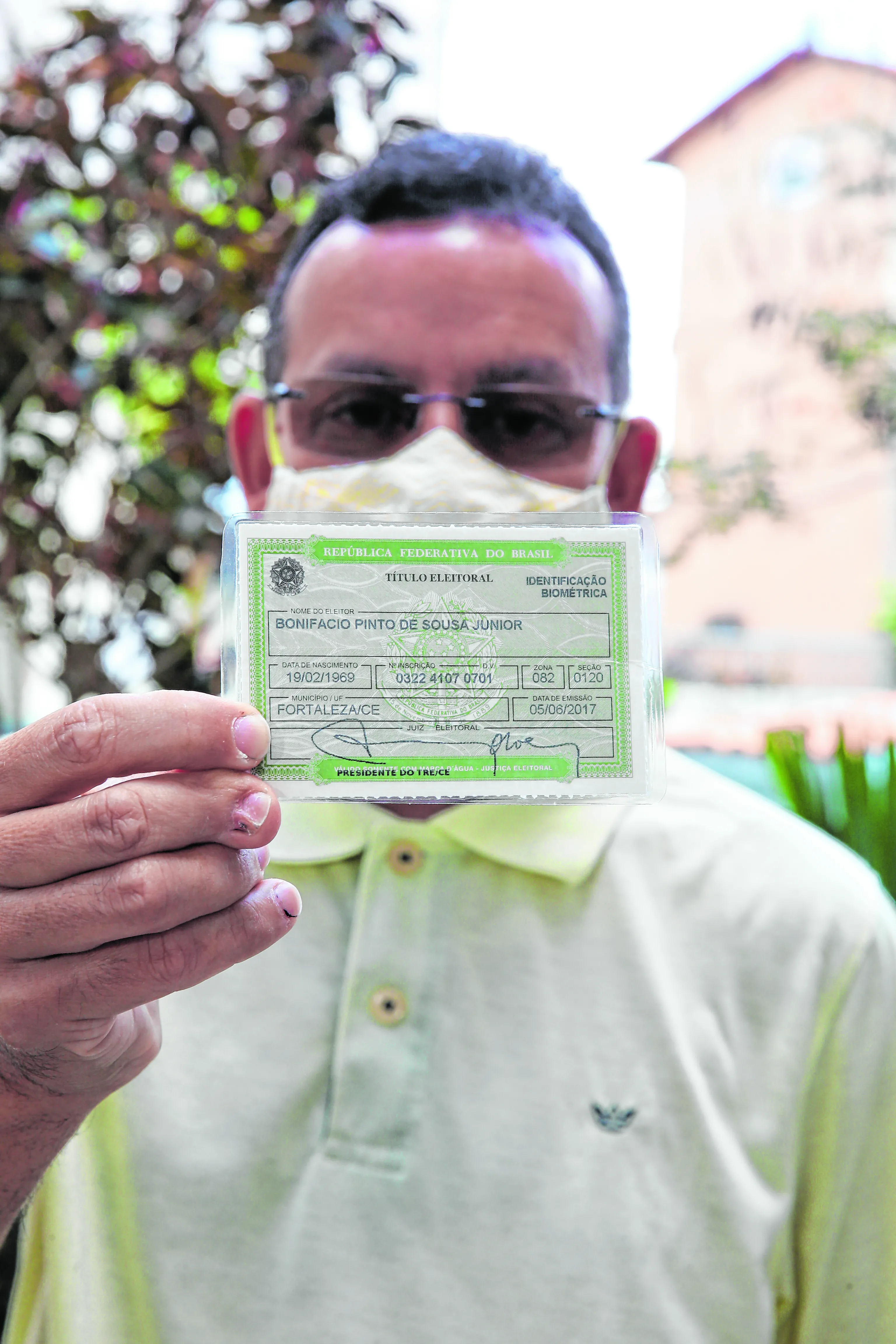 Bonifácio Júnior mora em Caucaia há 15 anos, mas em toda eleição ele faz uma pequena viagem até o bairro Pirambu, em Fortaleza, para efetivar seu voto