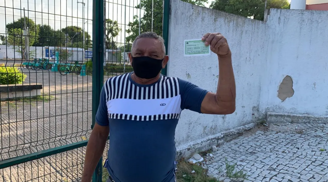Pintor foi um dos primeiros a chegar para votar na Uece em Fortaleza