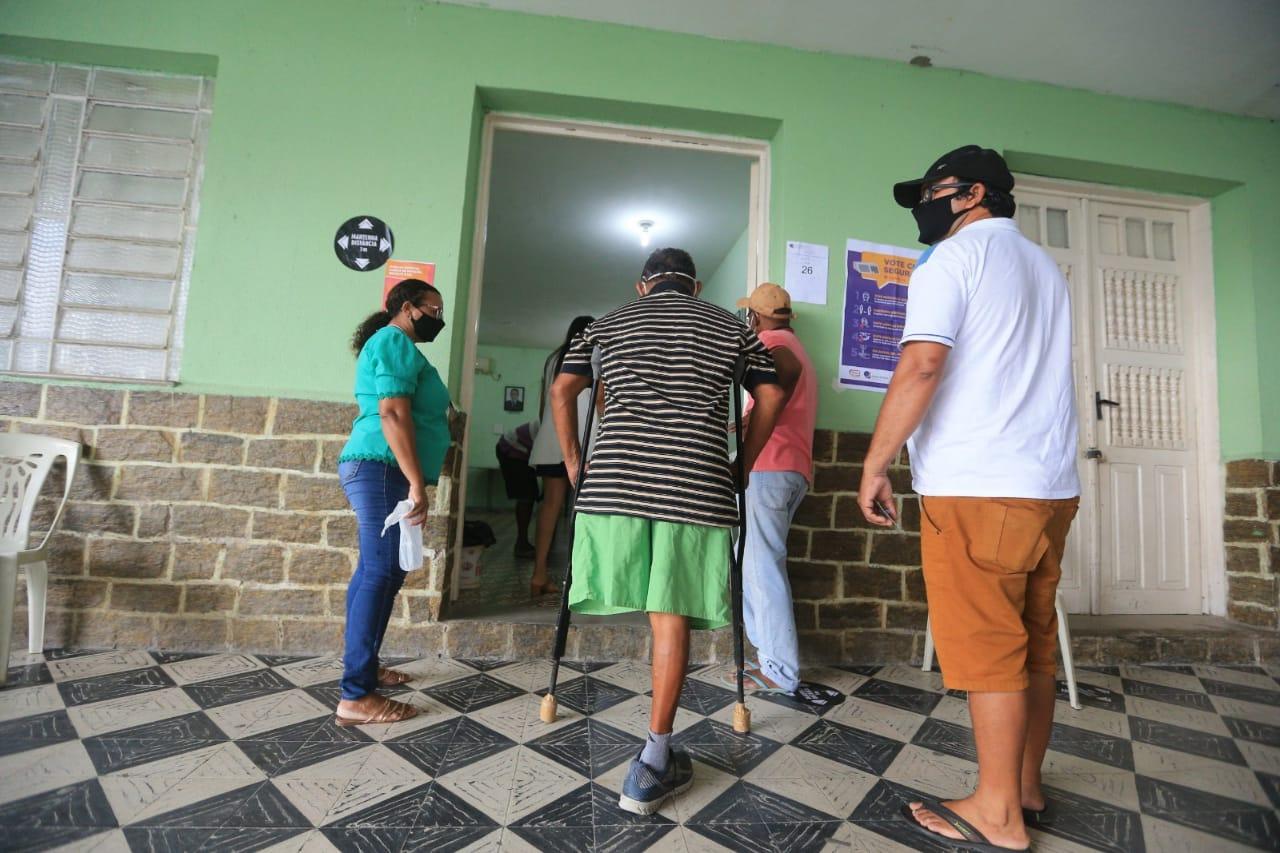 De muletas, eleitor de Quixadá votou logo na abertura do local de votação