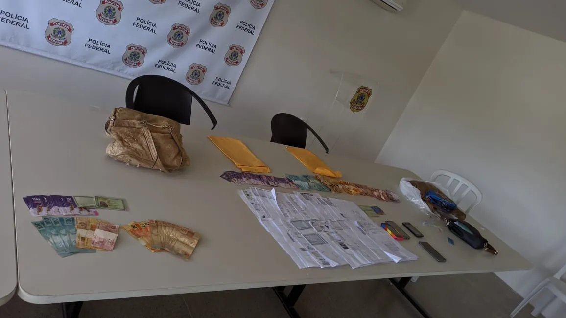 Material apreendido com duas mulheres presas em flagrante por prática ilegal de 