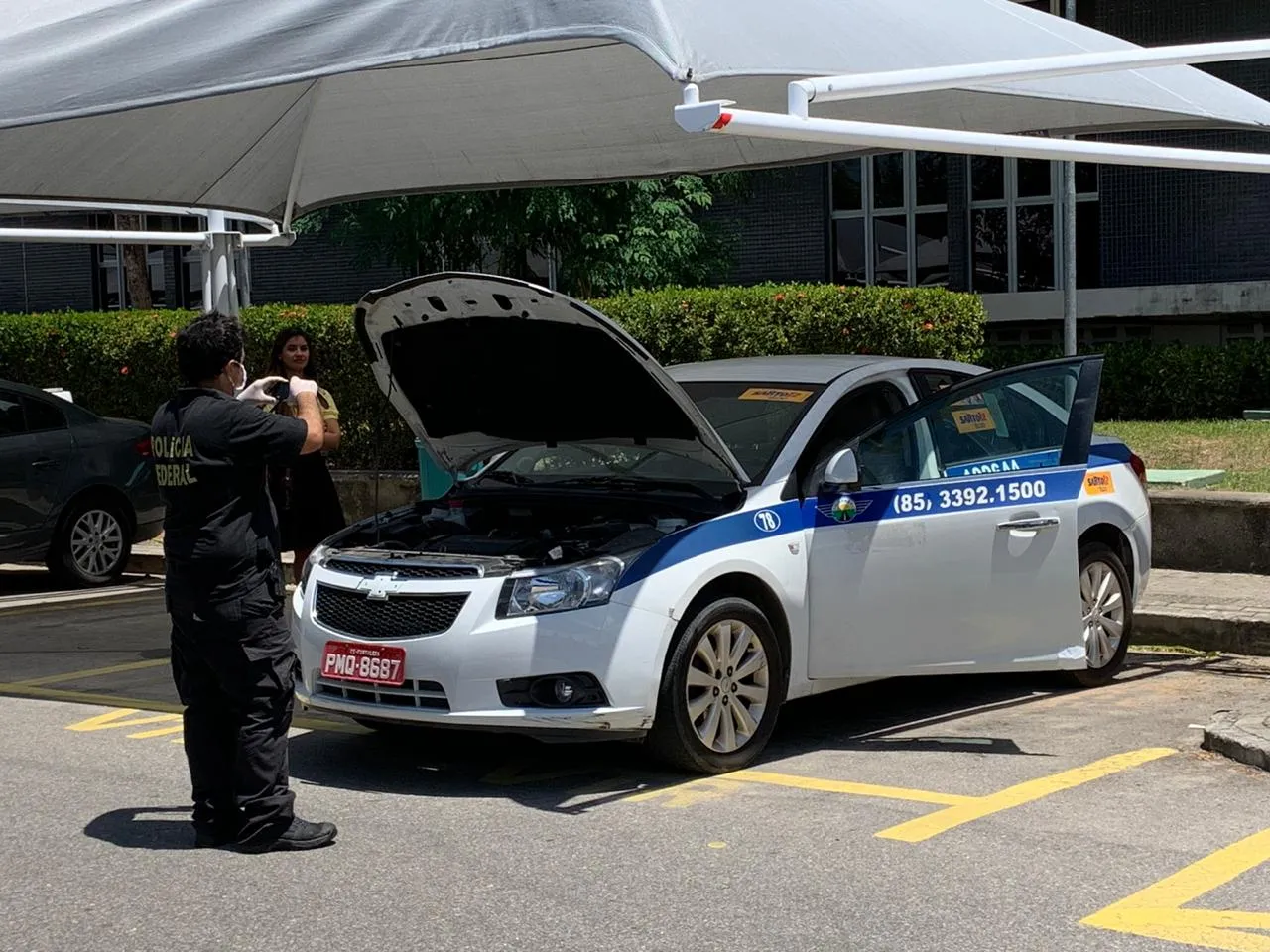 Táxi conduzido por policiais militares à sede da Superintendência da Polícia Federal do Ceará, na Capital cearense, por suposta propaganda irregular