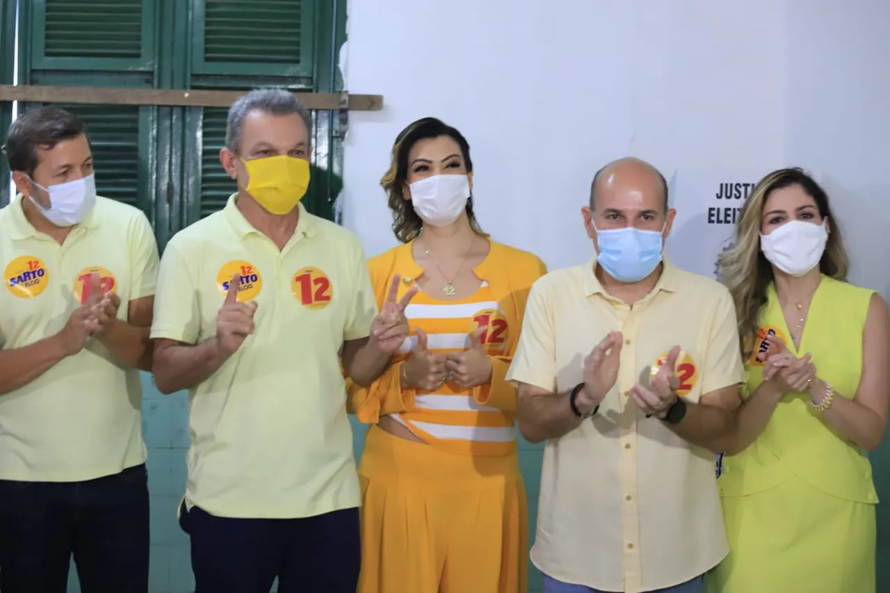 Sarto Nogueira compareceu à votação ao lado do candidato à vice-prefeito Élcio Batista e do prefeito Roberto Cláudio