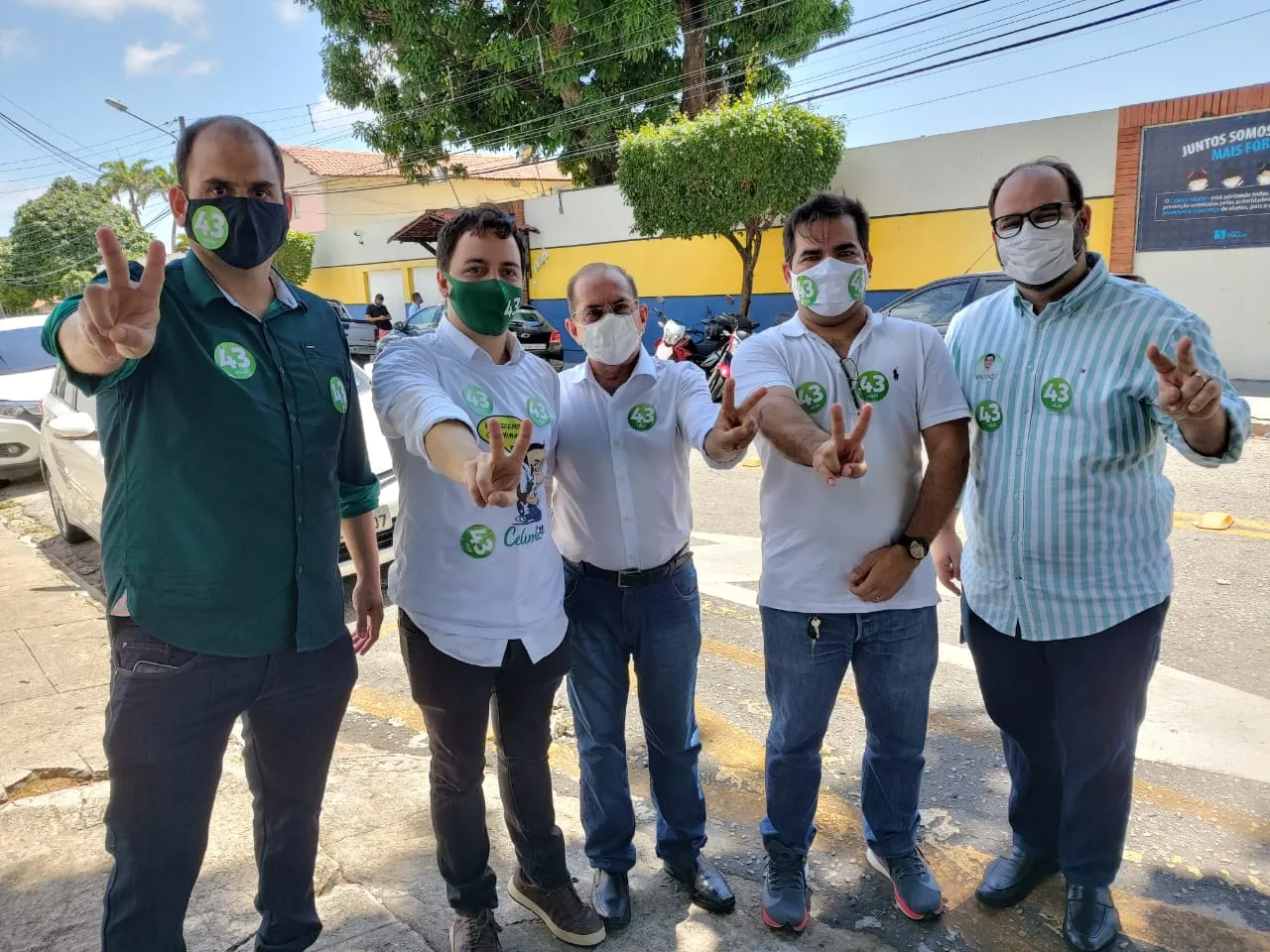 O candidato Célio Studart votou na Aldeota, ao lado de apoiadores do PV