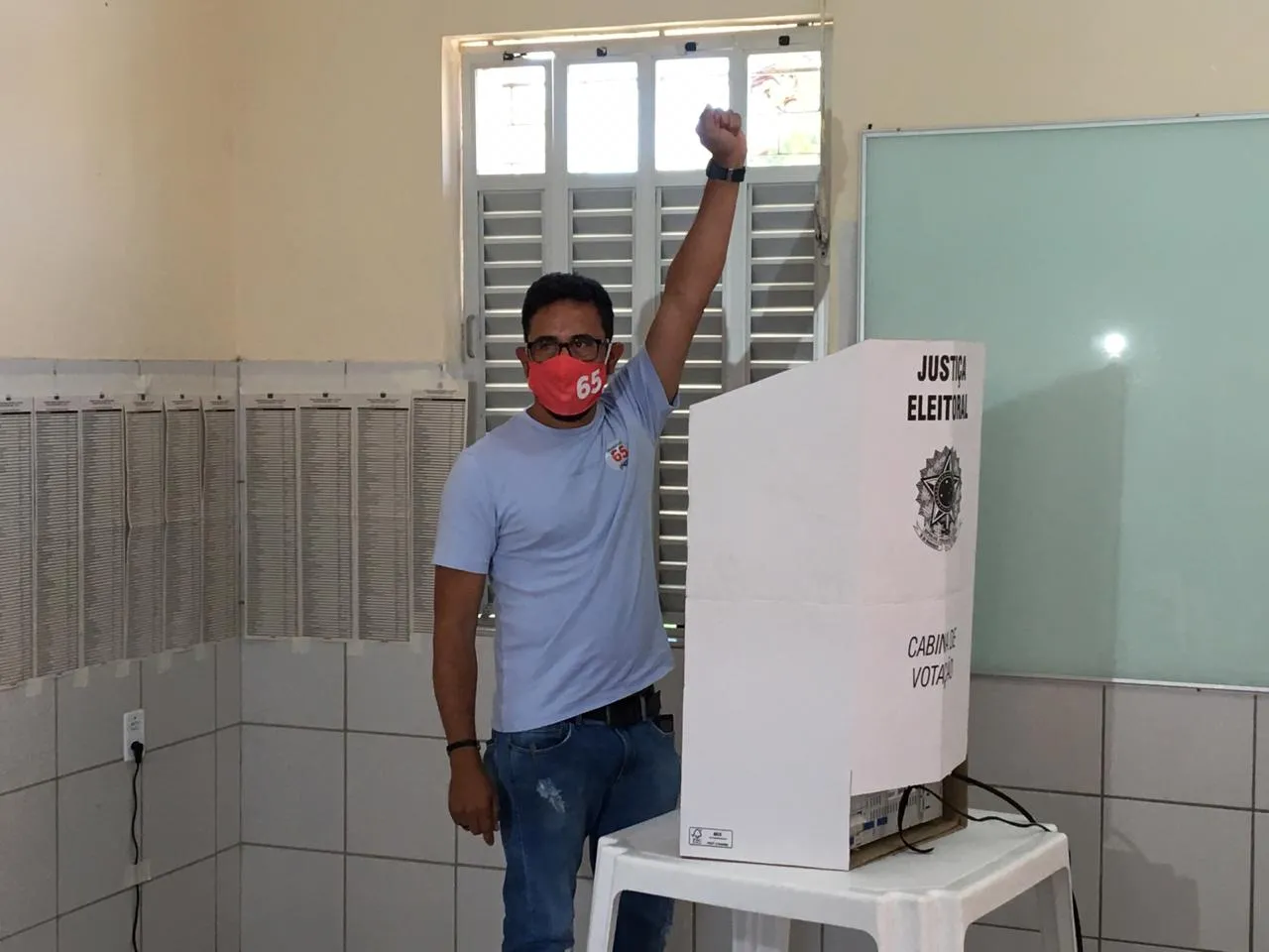Anízio Melo vota em Fortaleza ao lado de apoiadores.