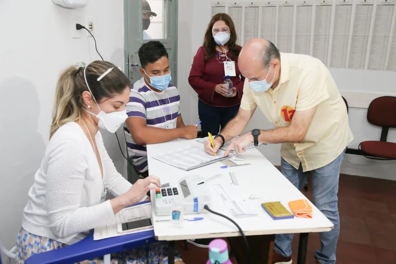 Prefeito Roberto Cláudio durante a votação na Capital
