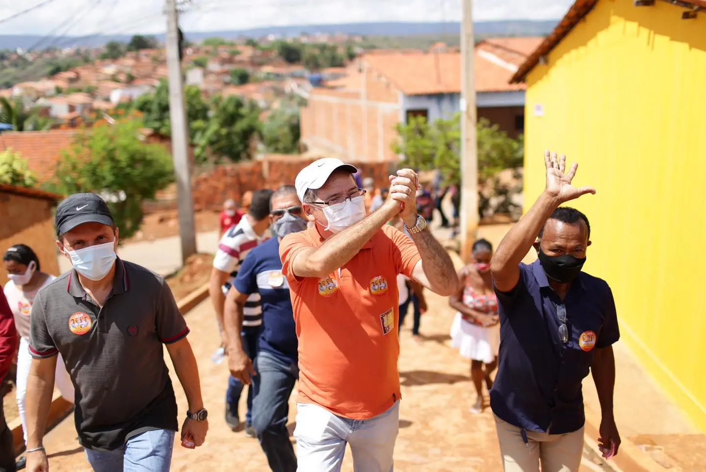 Zé Ailton com apoiadores durante a campanha política