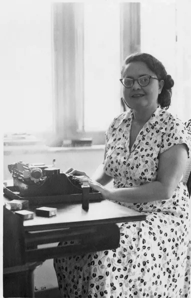 Rachel de Queiroz em sua máquina de escrever (1958). Ela foi a primeira mulher a ganhar o Prêmio Camões, em 1993