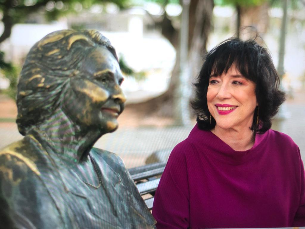 Angela Gutiérrez contempla estátua de Rachel de Queiroz