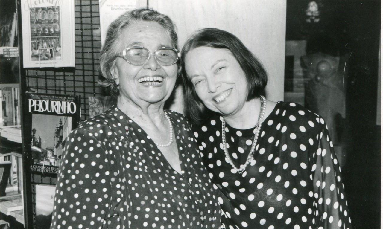 As escritoras Rachel de Queiroz e Nélida Piñon sorriem para foto