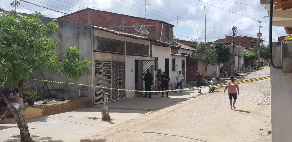 A casa onde as vítimas moravam foi isolada pela polícia