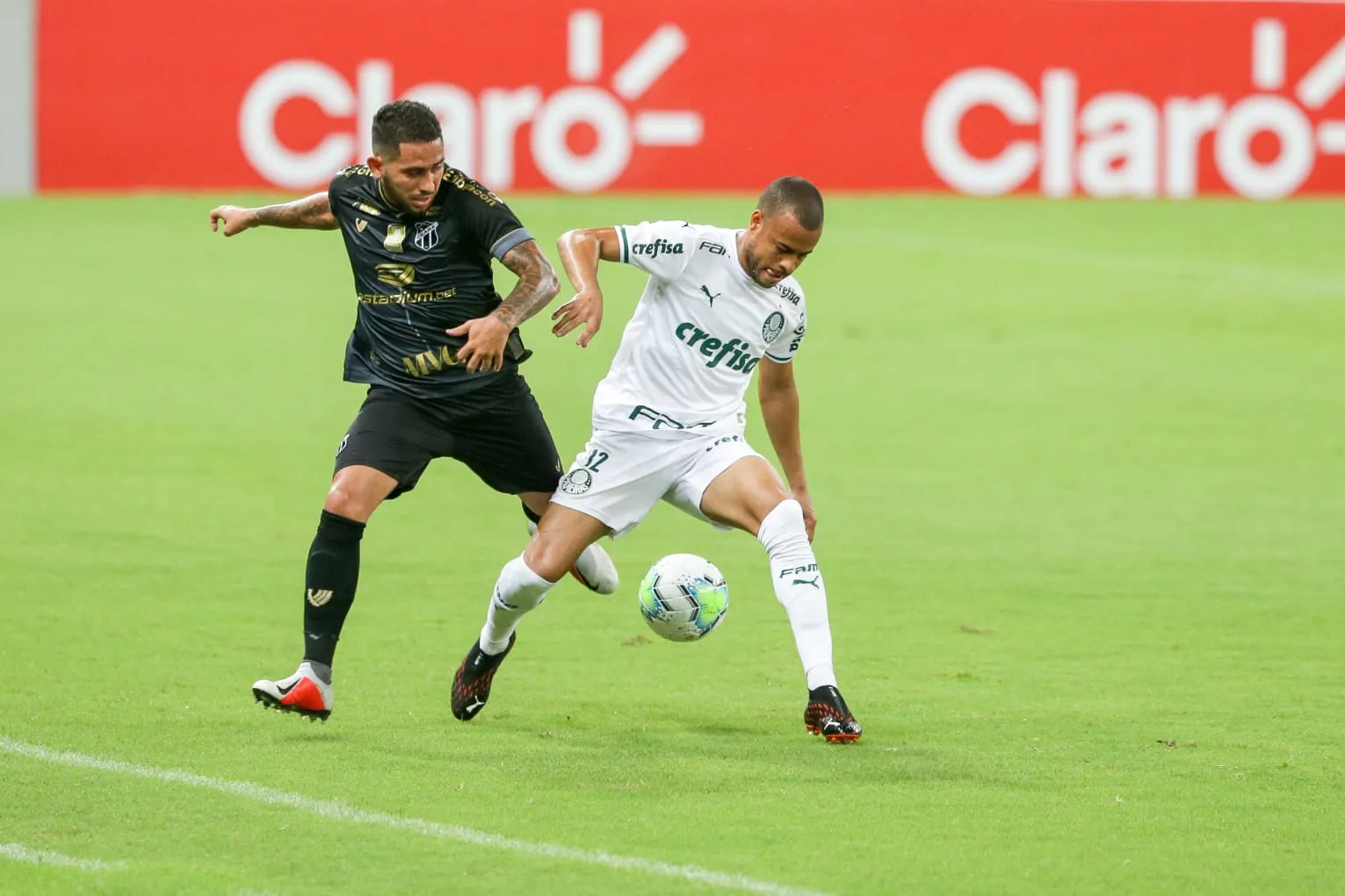 Atacante Leandro Carvalho não teve boa atuação em campo e ainda foi expulso por reclamação