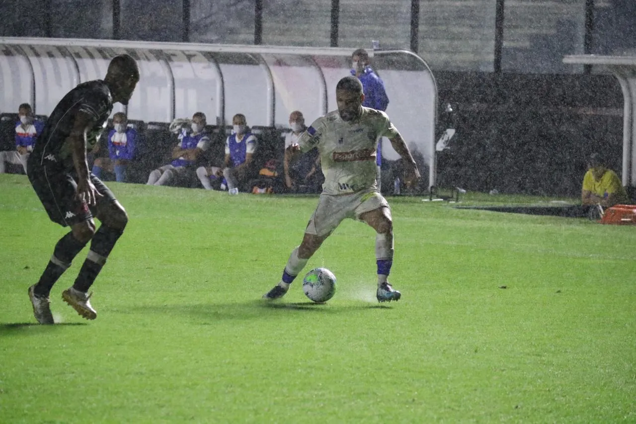 Partida em São Januário foi marcada por muita chuva