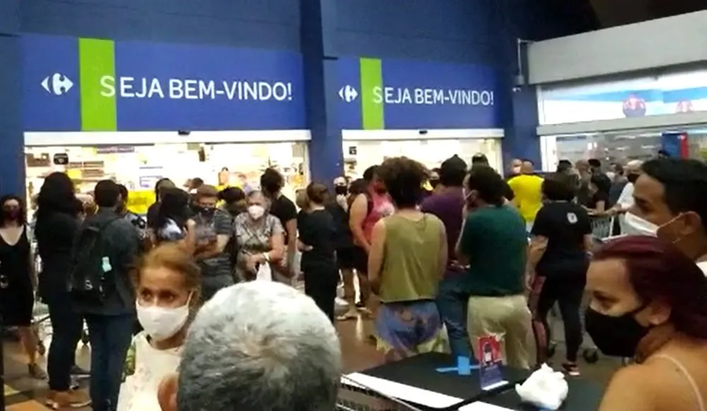 Protesto ocorreu na noite desta sexta-feira na unidade do supermercado que fica na Av. Barão de Studart