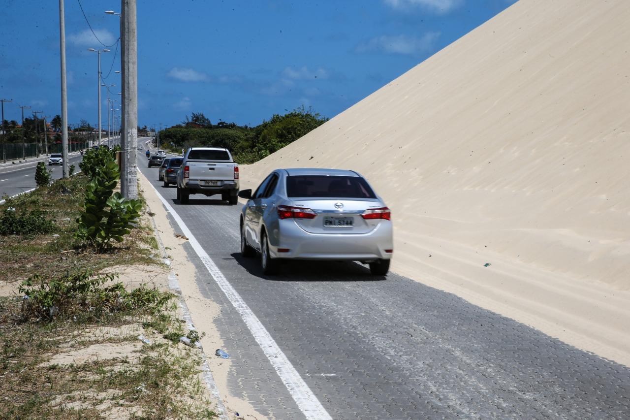 Foto mostra carros em meio às dunas