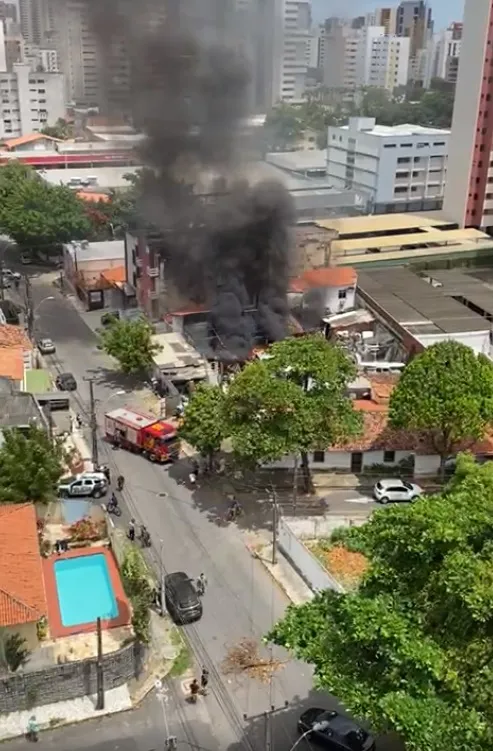 Fumaça provocada pelo incêndio em uma oficina mecânica na Rua José Vilar