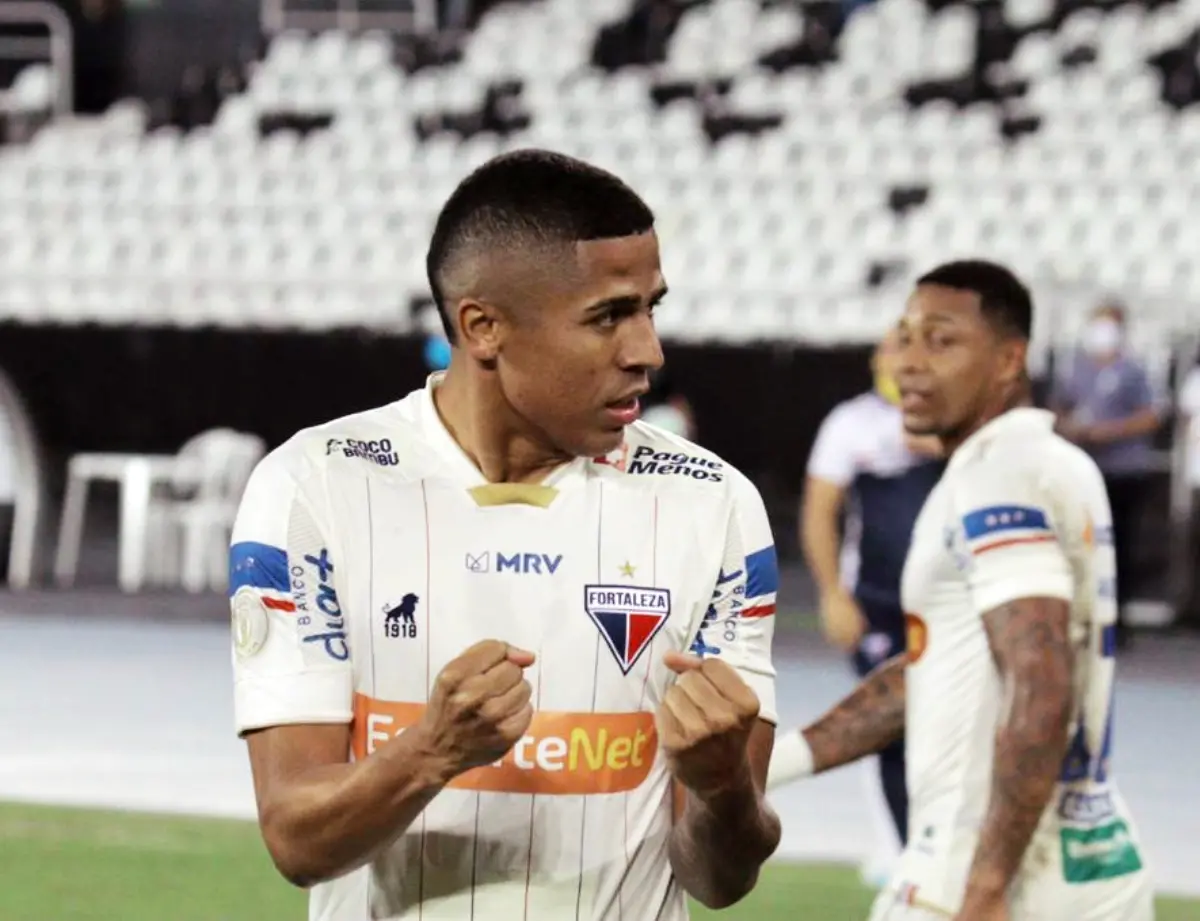Imagem da notícia: Fortaleza bate Botafogo por 2 a 1 em primeira vitória de Chamusca 