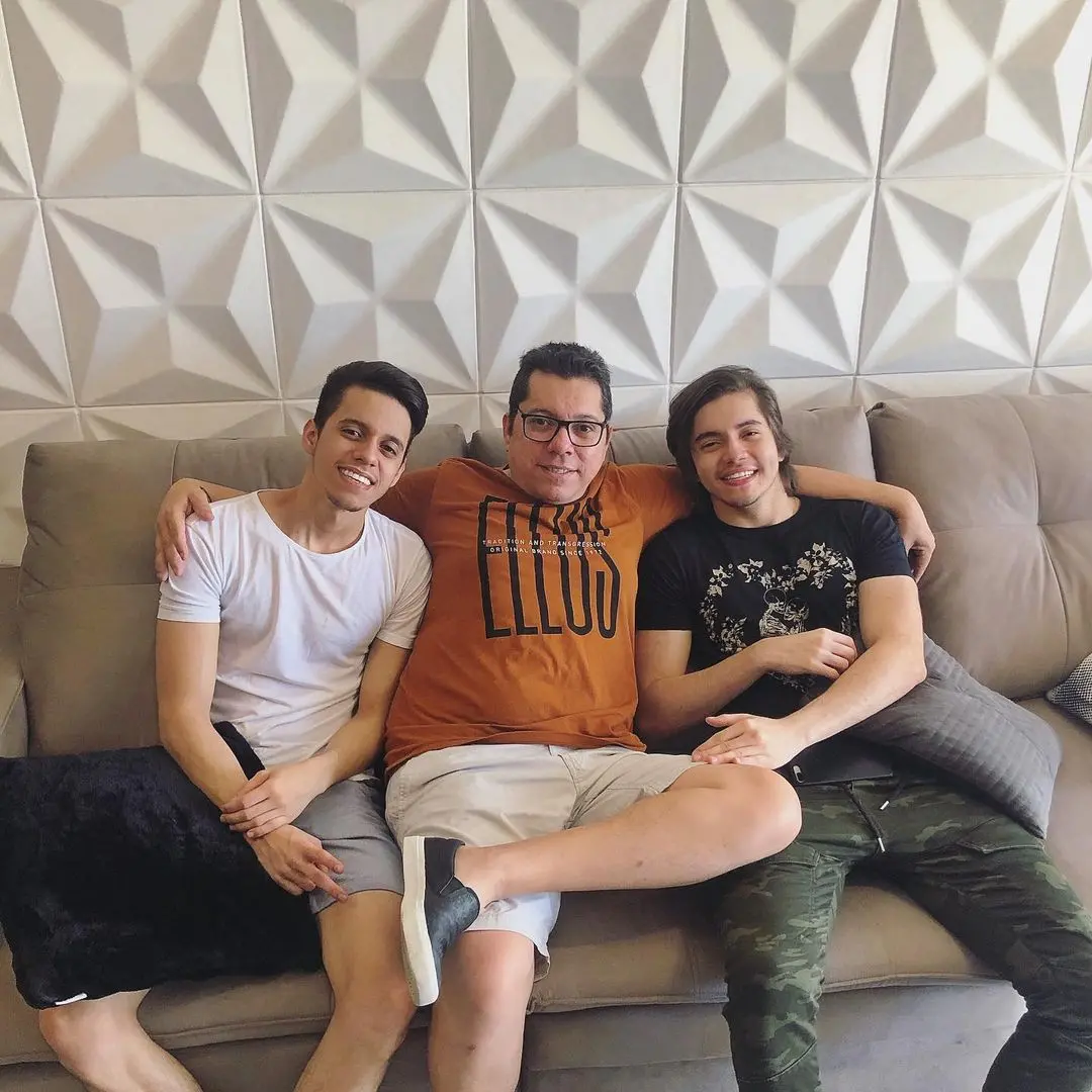 Louro Santos ao lado dos filhos