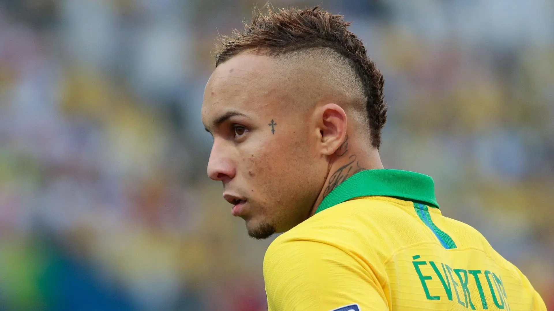 Everton com semblante sério em jogo do Brasil