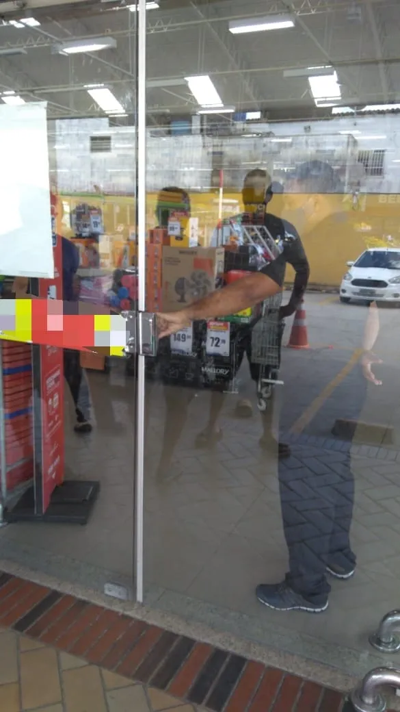Segurança controla a entrada e saída de clientes em supermercado no Carlito Pamplona após queda de energia que afetou bairros de Fortaleza.