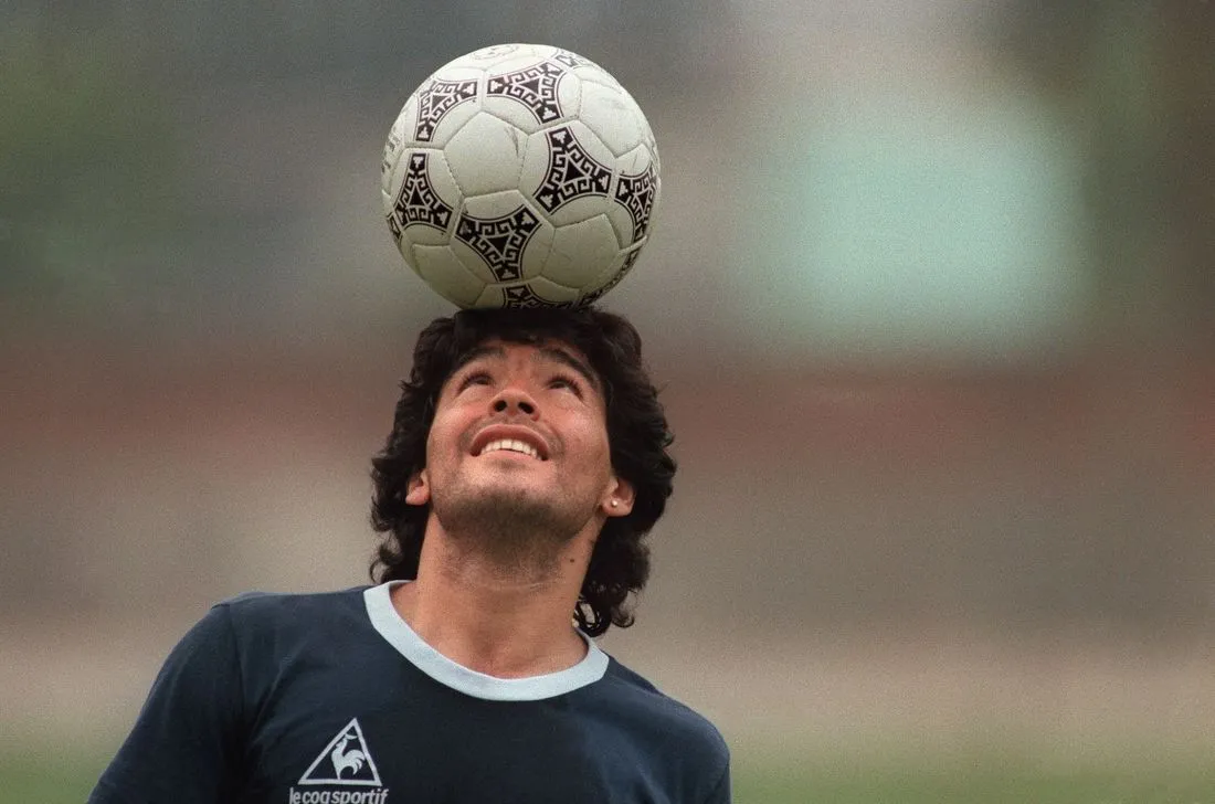 Maradona ficou marcado pelo futebol irreverente, artístico e muito efetivo
