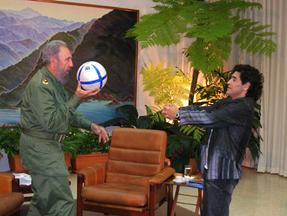 Fidel Castro e Maradona em encontro dos dois em outubro de 2005 em Havana, Cuba