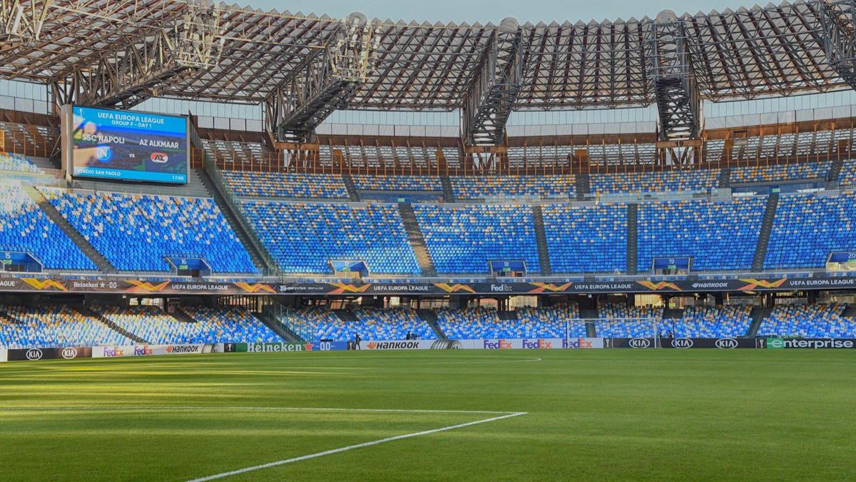 Qual é o nome do estádio do Napoli?