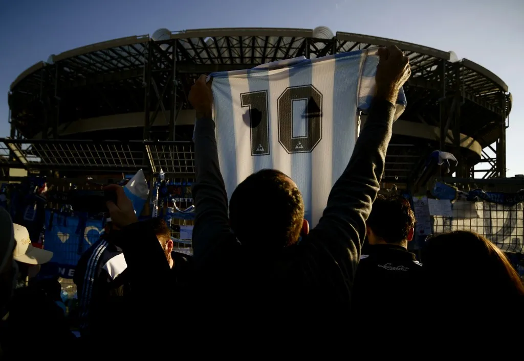Torcedores celebram mudança de nome do estádio do Napoli para Diego Armando Maradona