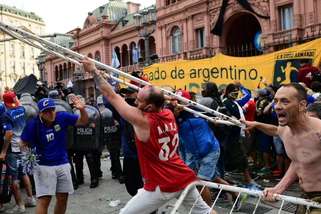 Torcedores entram em conflito com os agentes de segurança durante velório de Maradona