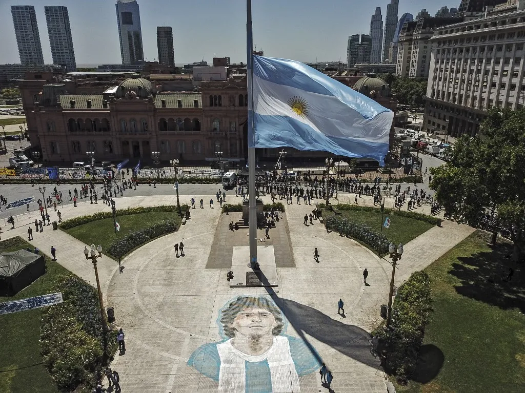Na Argentina, pessoas se reúnem em praça com imagem de Maradona