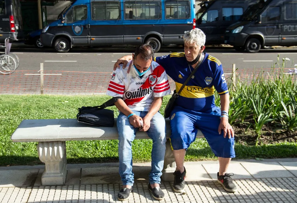 Torcedores de Boca Juniors e River Plate lamentam morte de Maradona juntos