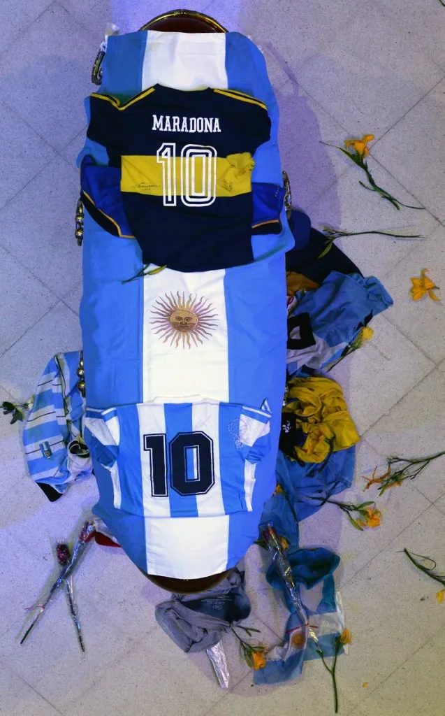 Caixão de Maradona coberto por bandeira da Argentina e camisas do Boca Juniors e da Seleção